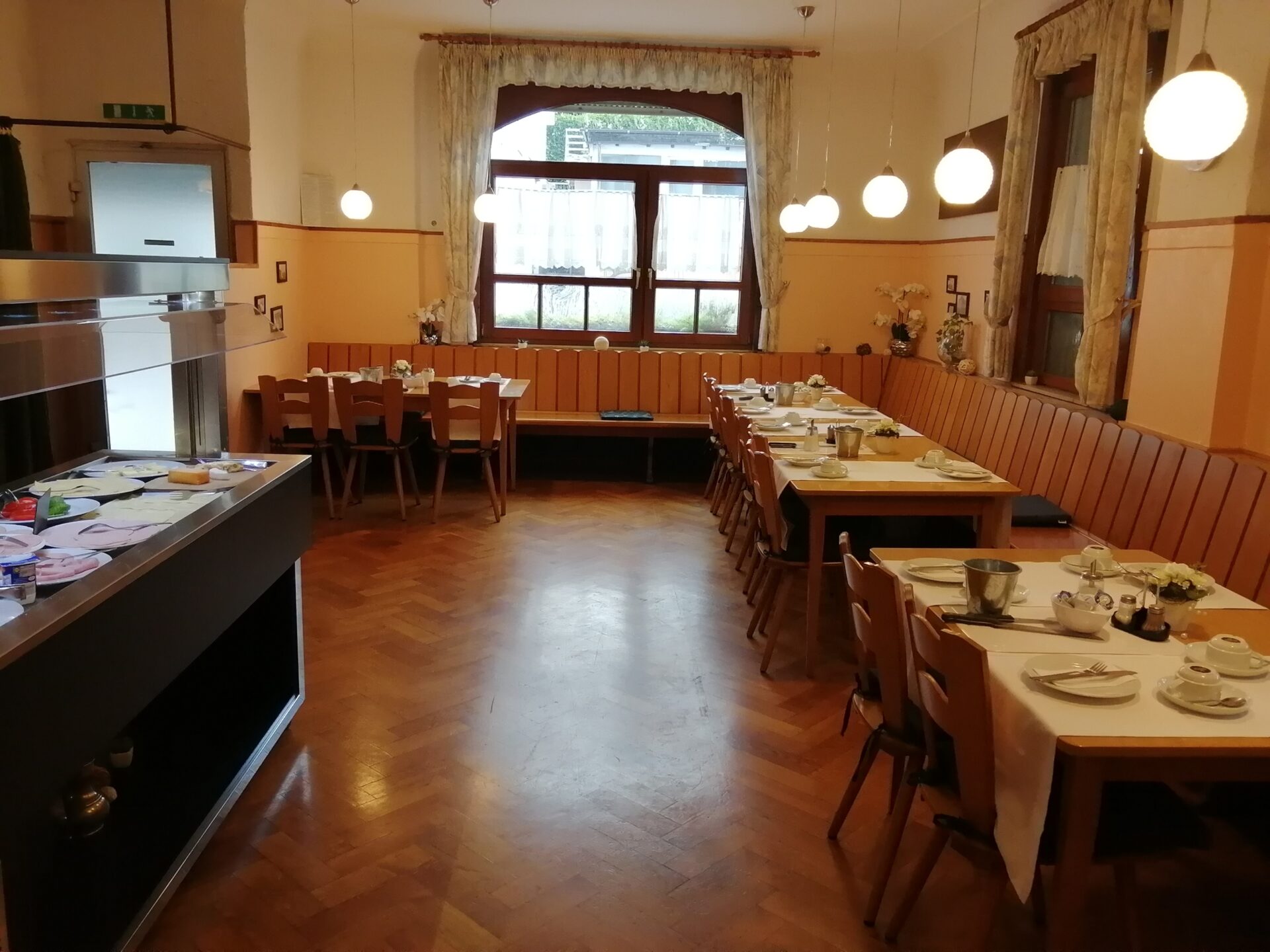 Frühstücksraum mit Frühstücksbüfett